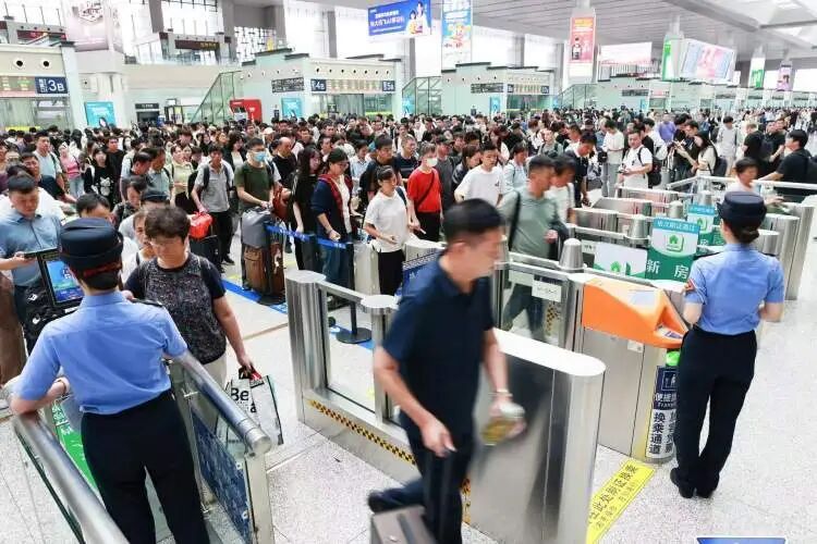 铁路国庆中秋假期运输首日：上海铁路三大站已初现客流高峰，候车室24小时开放！