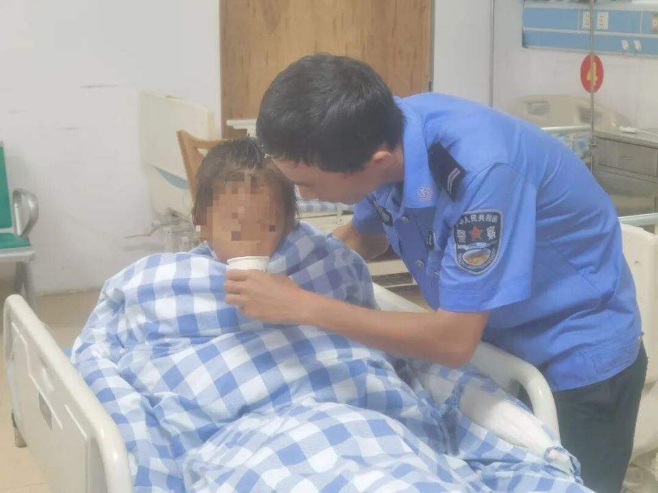 惊险救援瞬间：海南一女童被激流冲走，命悬一线紧抓河中树枝，消防公安合力成功营救
