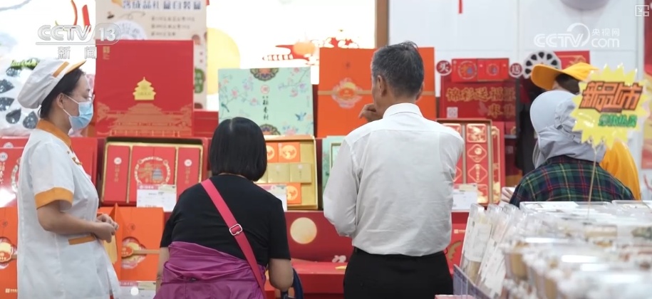 团圆餐桌添足“鲜味” 节前走市场看假日“菜篮子”“果盘子”新趋势