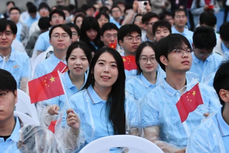 讲话突降大雨！校长多次婉拒学生打伞，名场面又来了