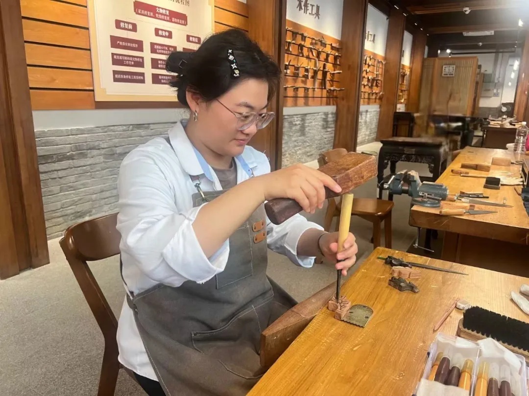 90后女硕士，在颐和园修家具