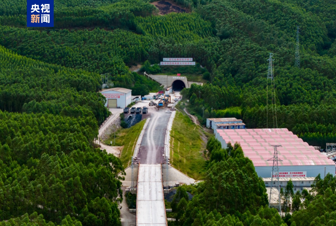柳梧铁路全线54座隧道全部贯通 预计明年建成通车