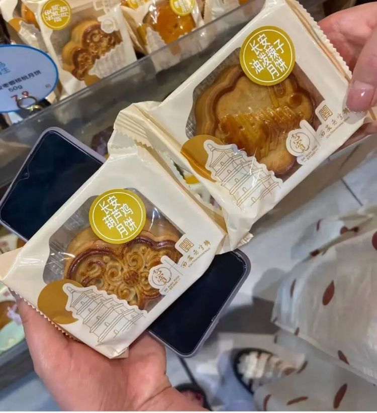 月饼家族“扩员”，有人把蟋蟀做成了月饼馅！网友：蟑螂月饼不远了！