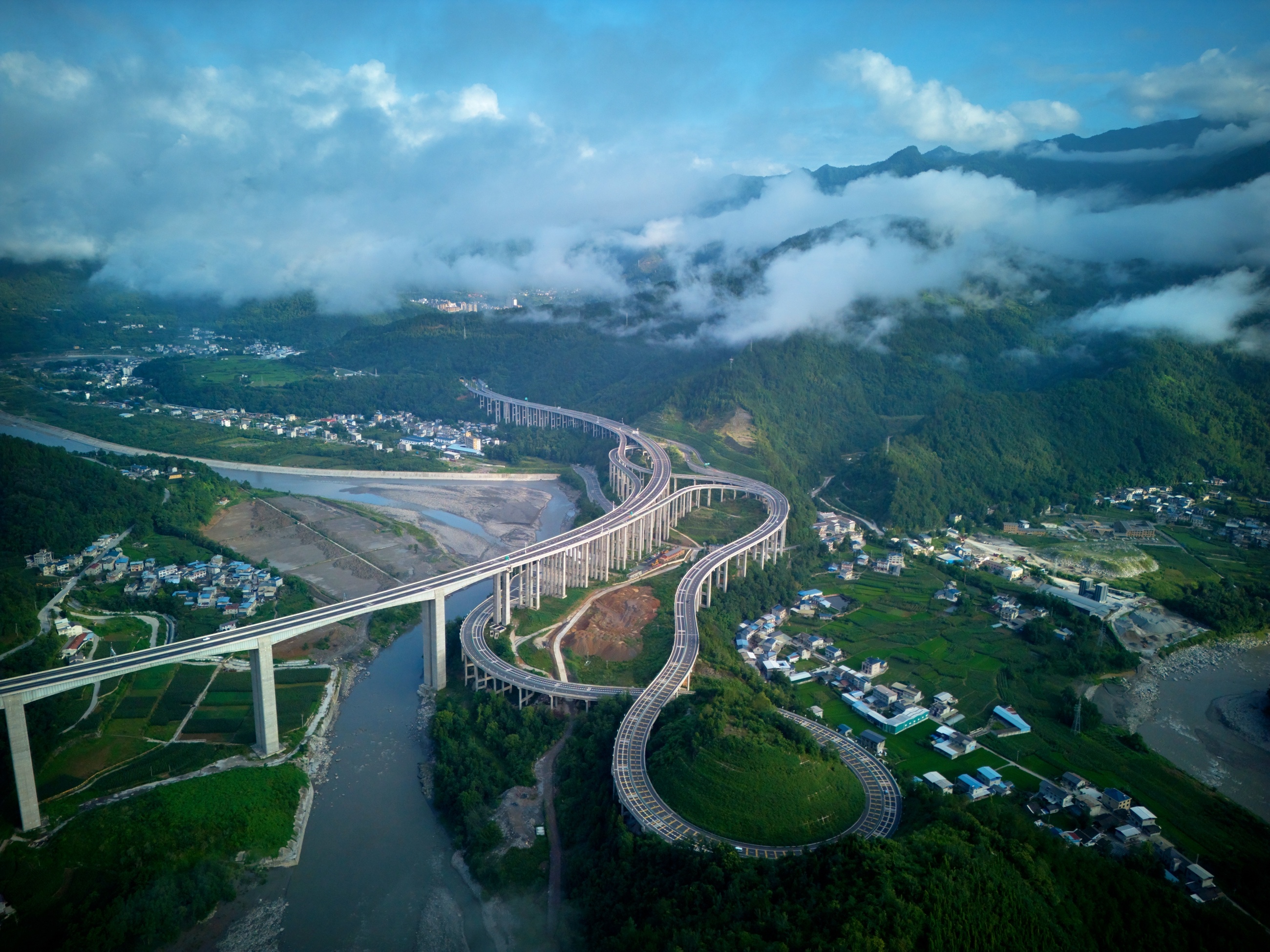 成都到九寨沟4小时抵达！九绵高速公路全线通车