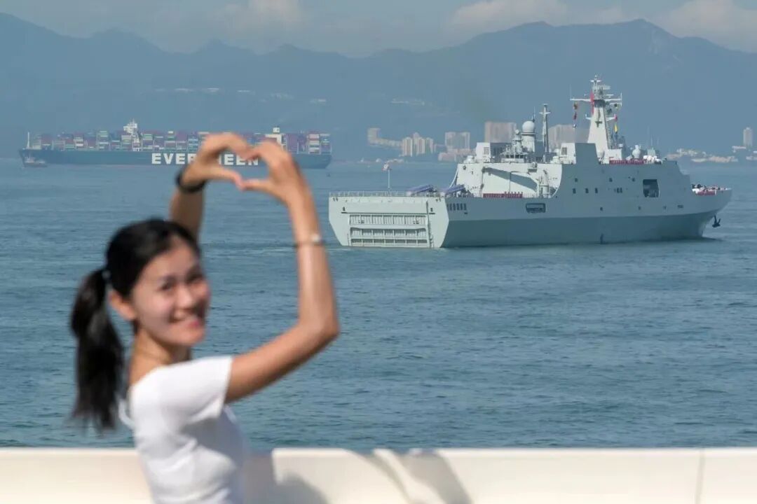 海军83舰编队抵达香港，香港市民岸边追舰：非常激动！