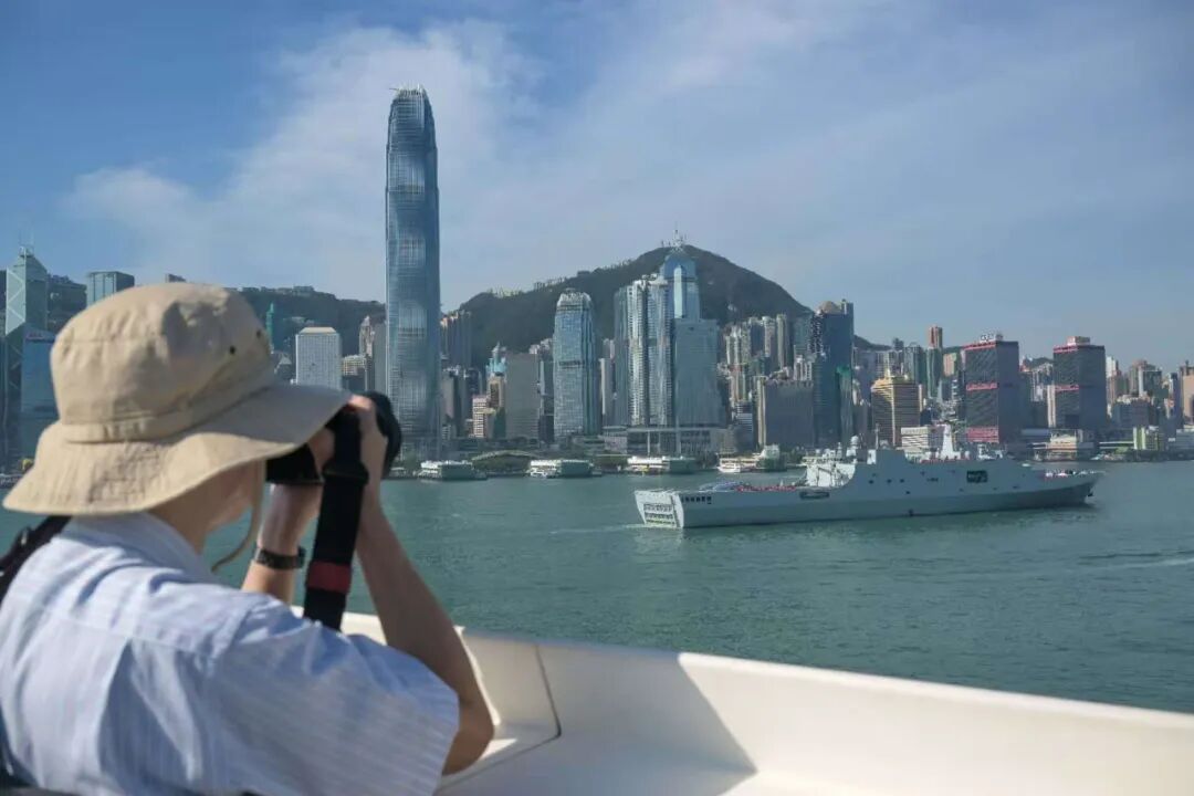 戚继光舰、沂蒙山舰抵达香港，画面来了！
