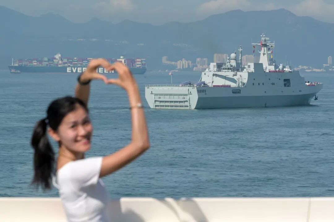 戚继光舰、沂蒙山舰抵达香港，画面来了！