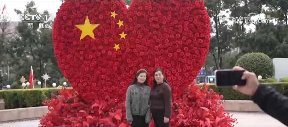 国旗扬、花锦簇，节日氛围感拉满！各地盛装迎国庆 满城尽是“中国红”