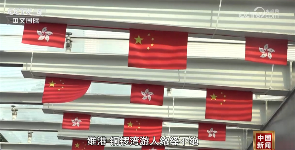 最是一抹“中国红”！街头巷尾装扮一新 处处洋溢着节日喜庆气氛