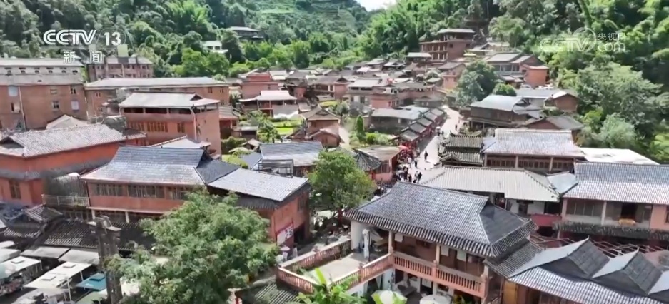国旗扬、花锦簇，节日氛围感拉满！各地盛装迎国庆 满城尽是“中国红”