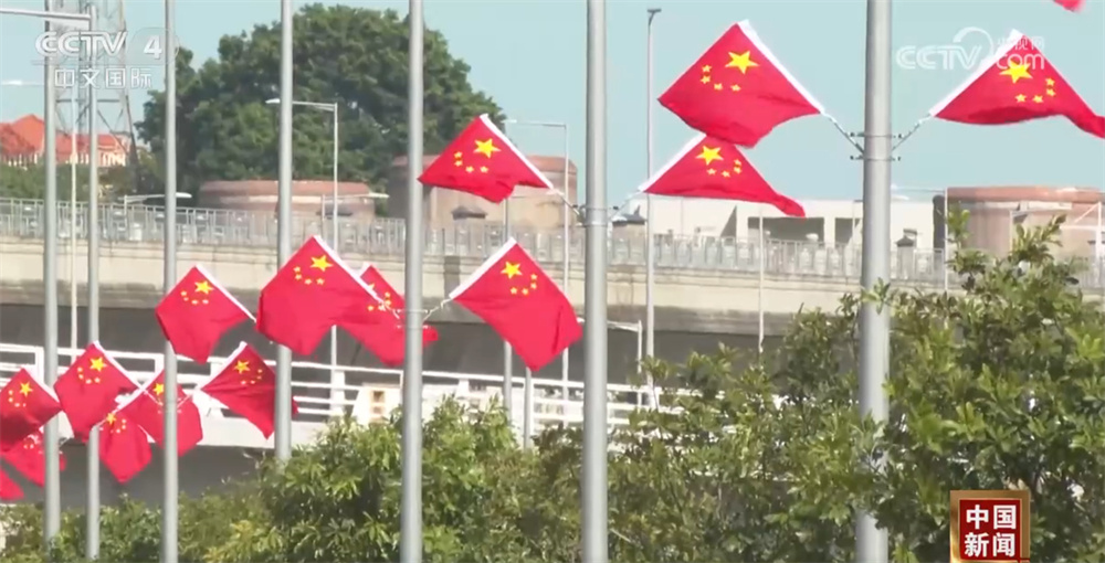 最是一抹“中国红”！街头巷尾装扮一新 处处洋溢着节日喜庆气氛