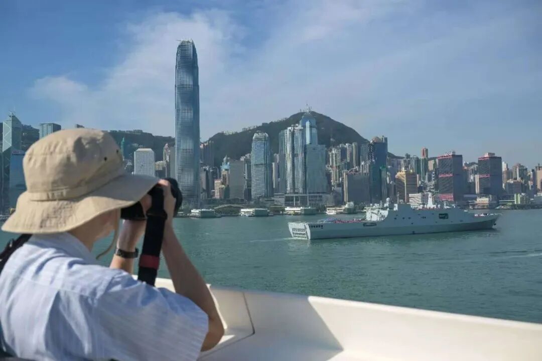 海军83舰编队抵达香港，香港市民岸边追舰：非常激动！
