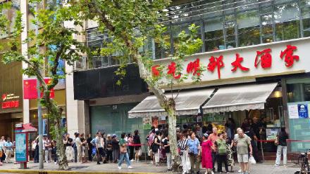 月饼季进入高潮！光明邨鲜肉月饼排六个小时，最早来排队的市民凌晨三四点就来了