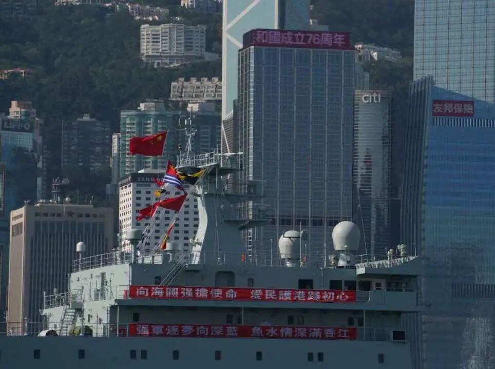 海军83舰编队抵达香港，香港市民岸边追舰：非常激动！