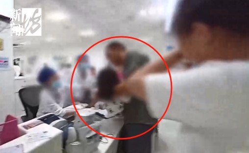 事发上海晚高峰！汹涌车流中，一男子绝望跳车，直奔民警而去…