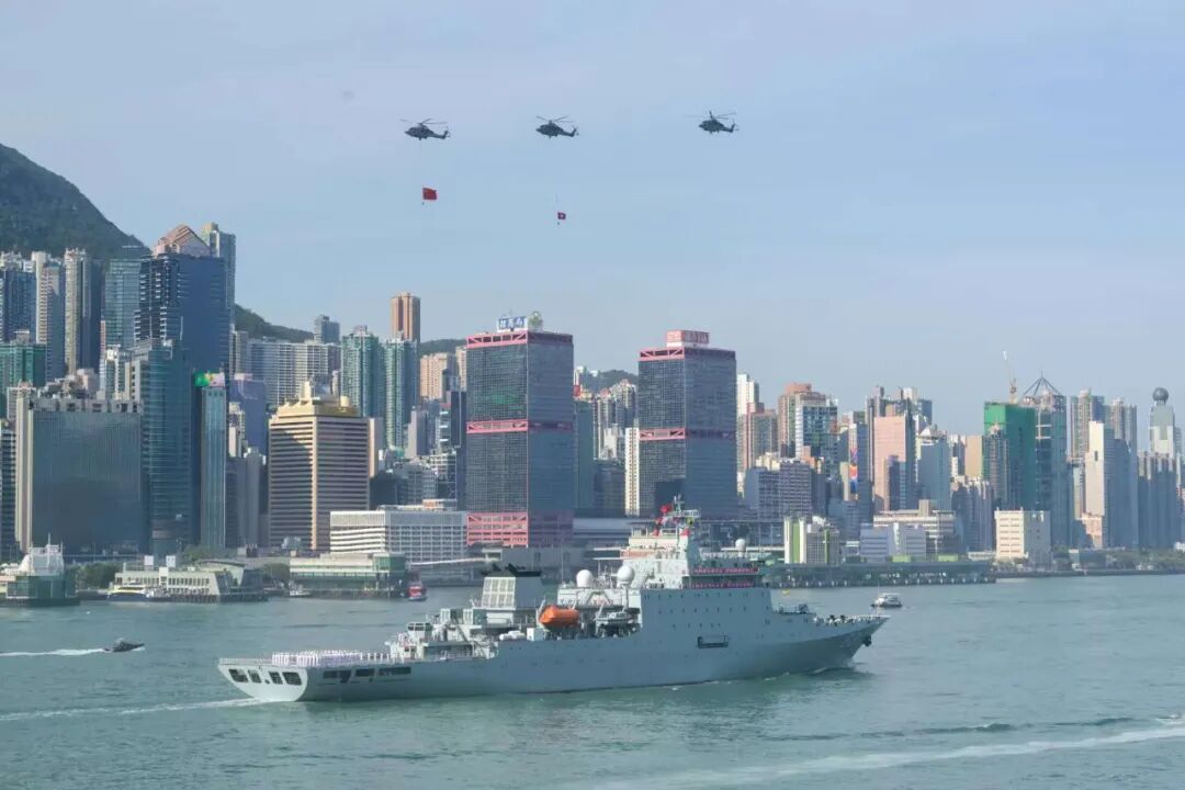 戚继光舰、沂蒙山舰抵达香港，画面来了！