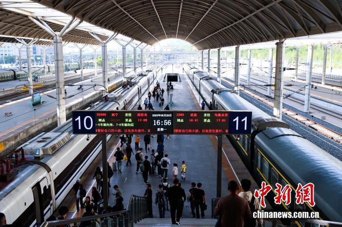 计划加开旅客列车2002列！铁路迎来国庆中秋假期客流高峰