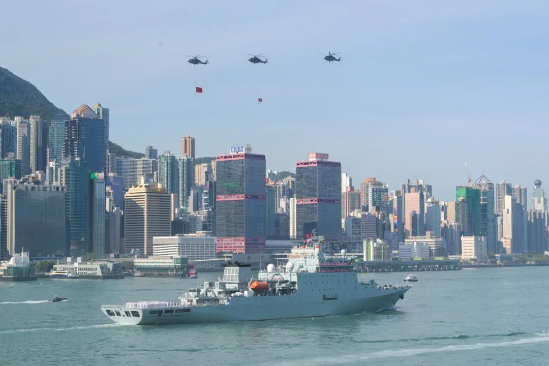 海军83舰编队抵达香港，香港市民岸边追舰：非常激动！