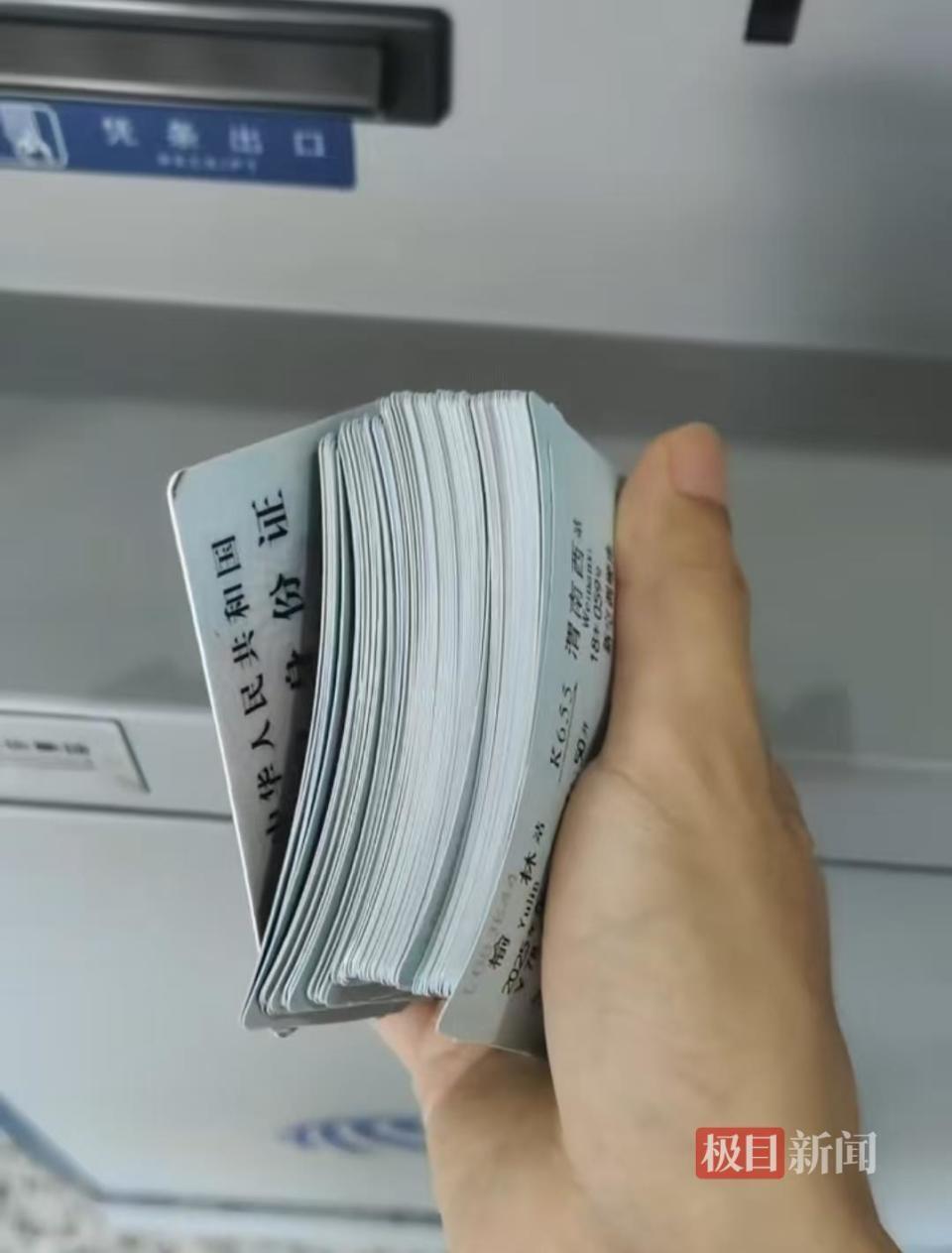 纸质车票10月1日起全面停用,网友晒珍藏票根:每一张都藏着独家记忆 纸质车票10月1日起全面停用,网友晒珍藏票根:每一张都藏着独家记忆