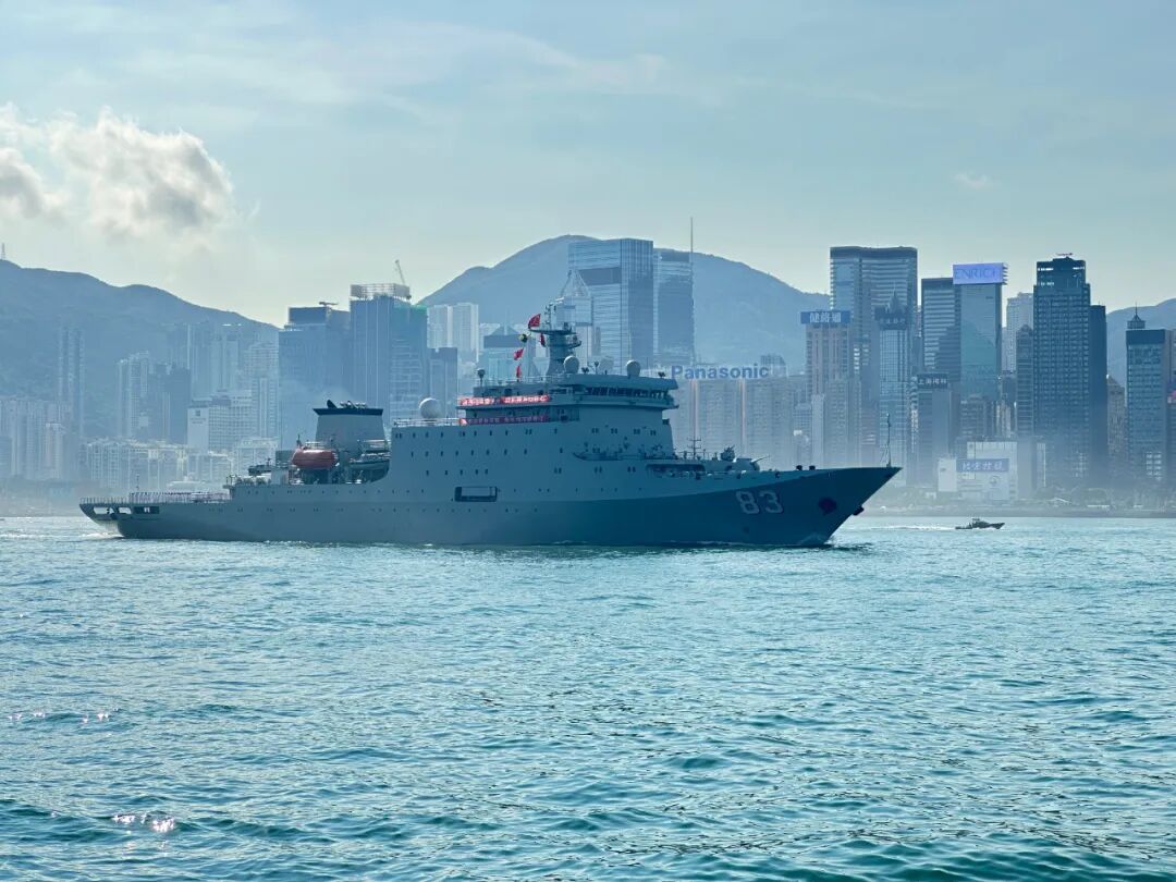 戚继光舰、沂蒙山舰抵达香港，画面来了！