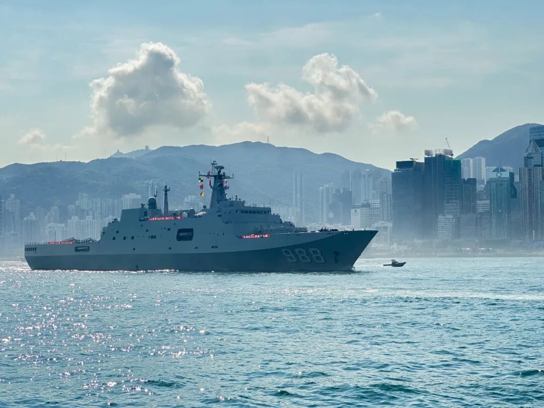 戚继光舰、沂蒙山舰抵达香港，画面来了！