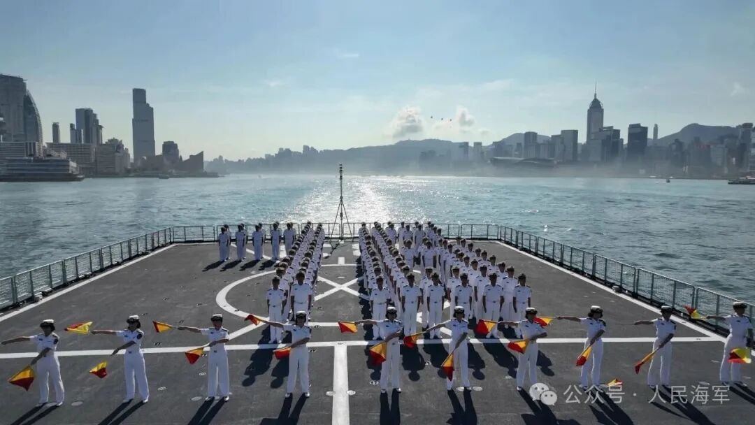 海军83舰编队抵达香港，香港市民岸边追舰：非常激动！