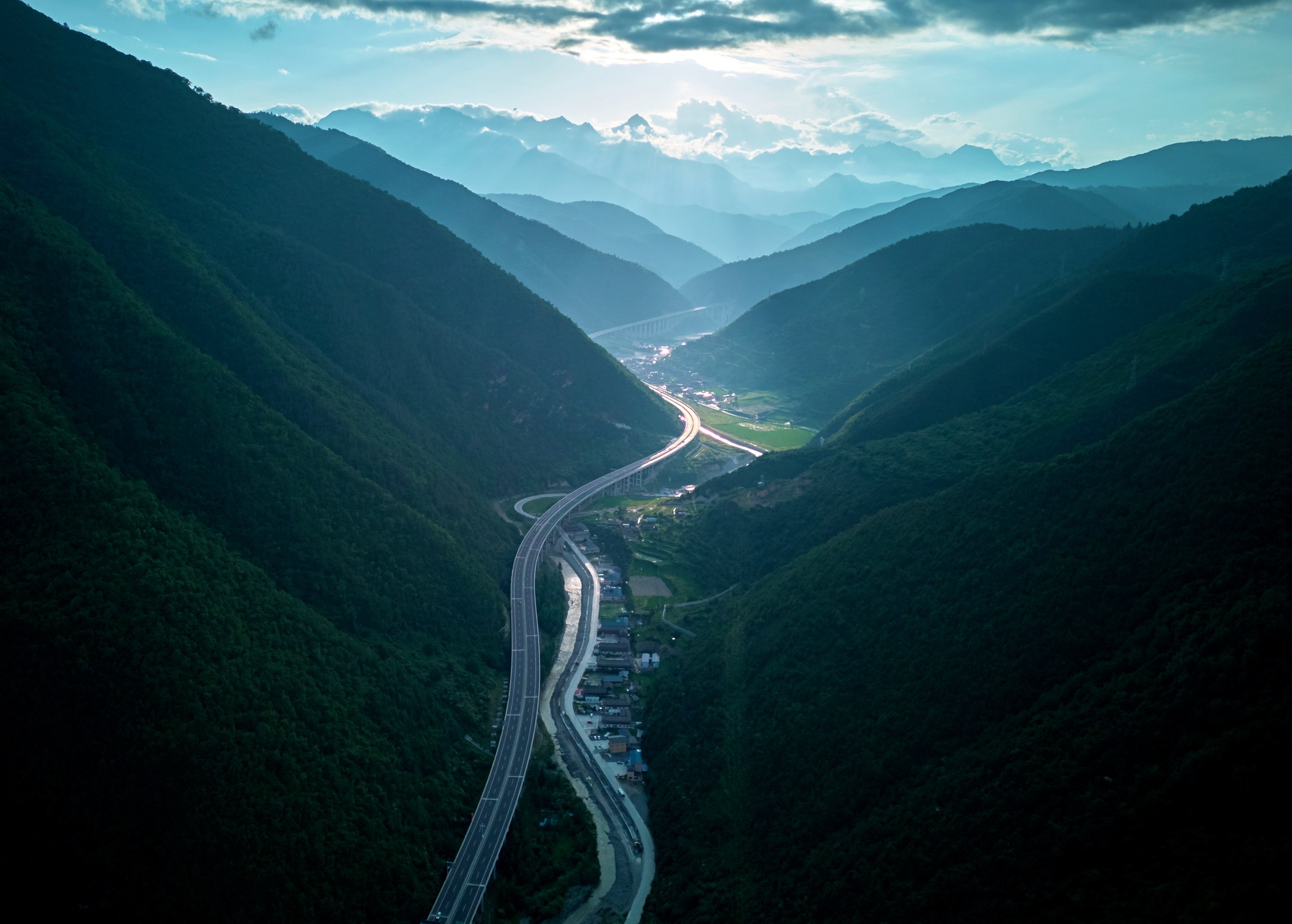 成都到九寨沟4小时抵达！九绵高速公路全线通车
