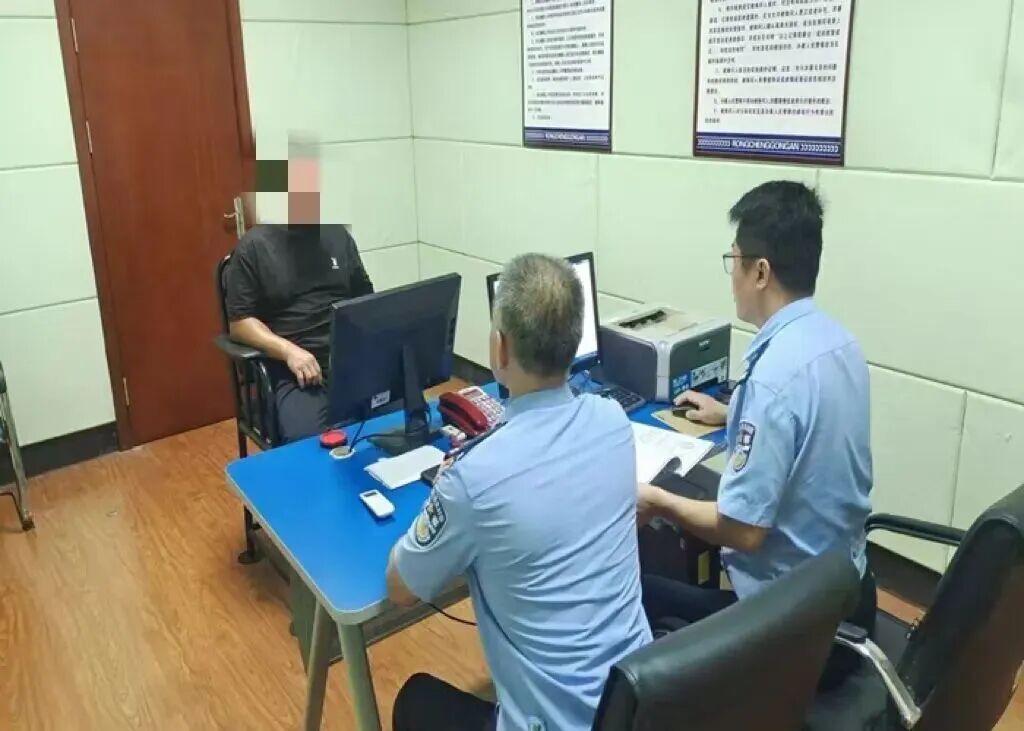 男子为大量非法来源的手机提供非法“刷机”业务被网警抓获