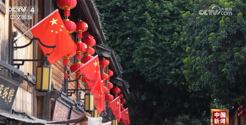 最是一抹“中国红”！街头巷尾装扮一新 处处洋溢着节日喜庆气氛