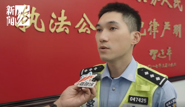 事发上海晚高峰！汹涌车流中，一男子绝望跳车，直奔民警而去…