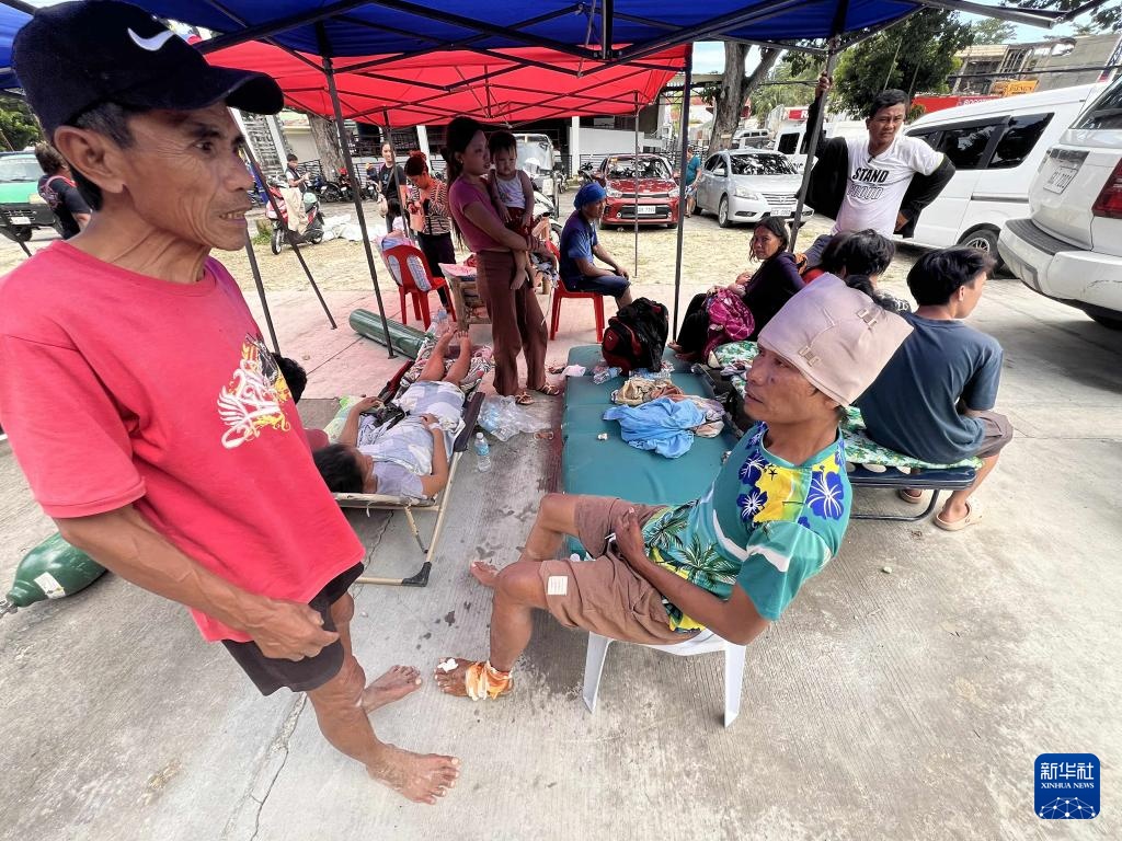 强震已致60人死亡，菲律宾一座火山喷发