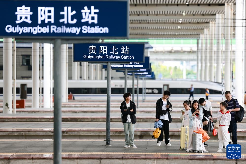 各地迎来国庆假期出行高峰