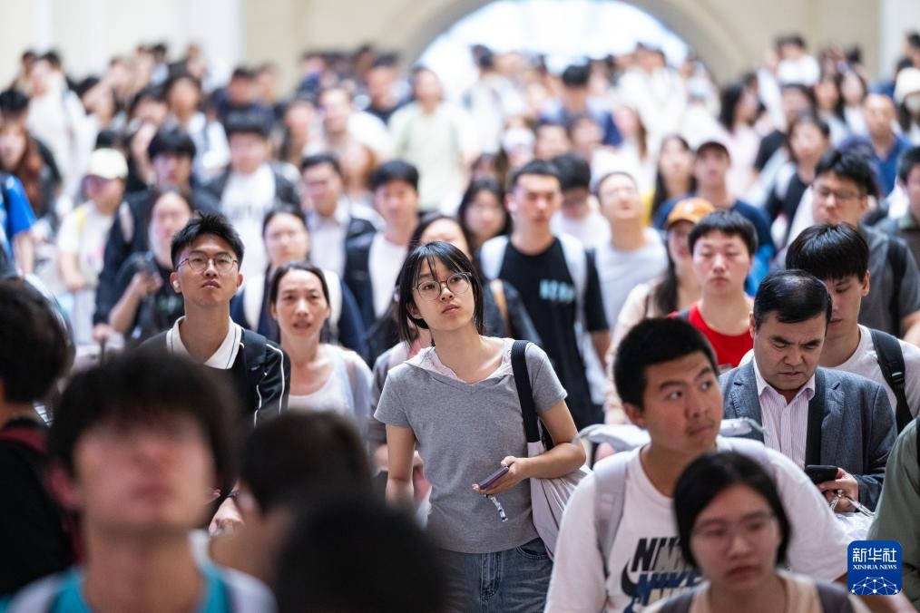 各地迎来国庆假期出行高峰