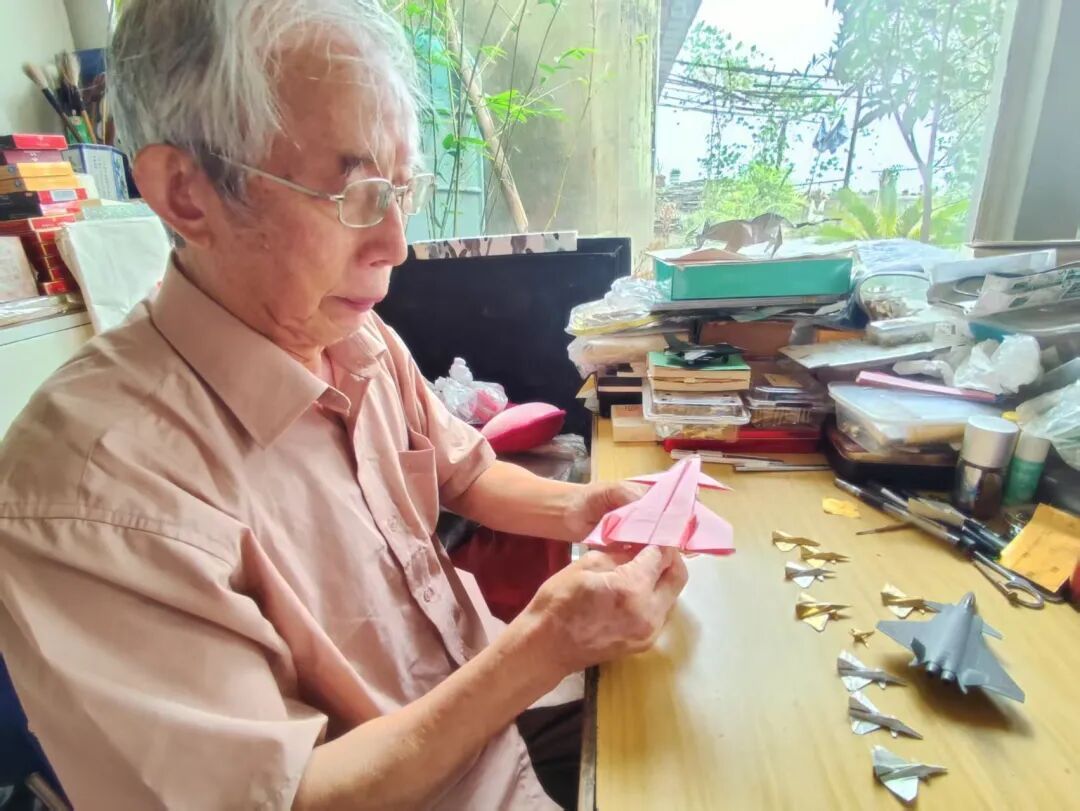 太酷了！从歼-10到运-20，成都“飞机爷爷”用万架纸飞机折出蓝天梦
