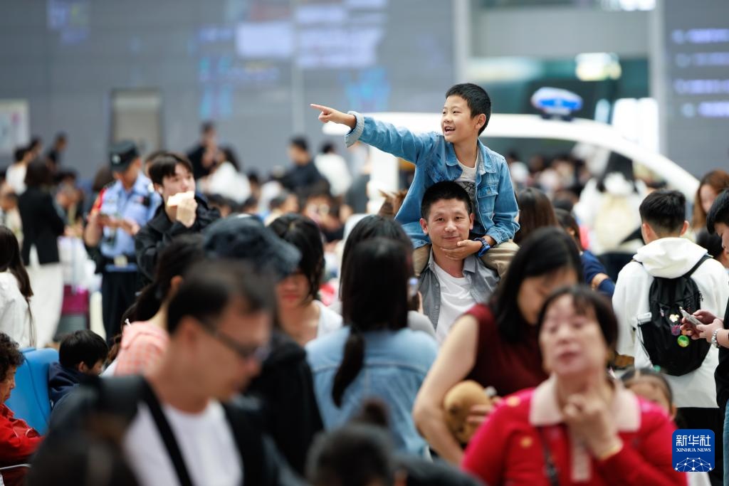 各地迎来国庆假期出行高峰