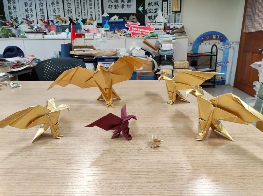 太酷了！从歼-10到运-20，成都“飞机爷爷”用万架纸飞机折出蓝天梦