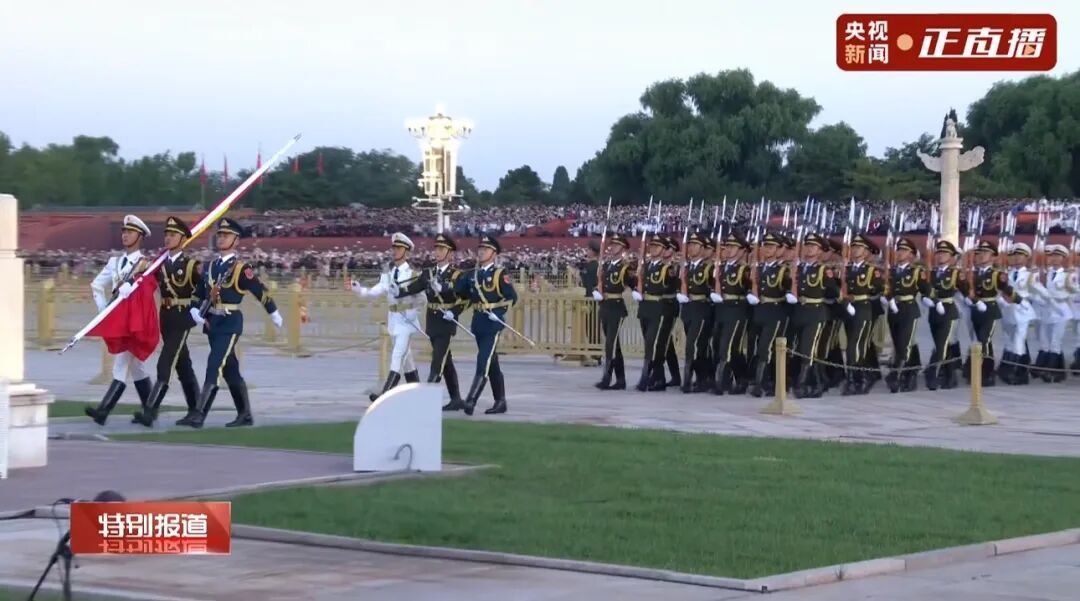 今天早上天安门广场上的这一幕,刷屏了! 今天早上天安门广场上的这一幕,刷屏了!