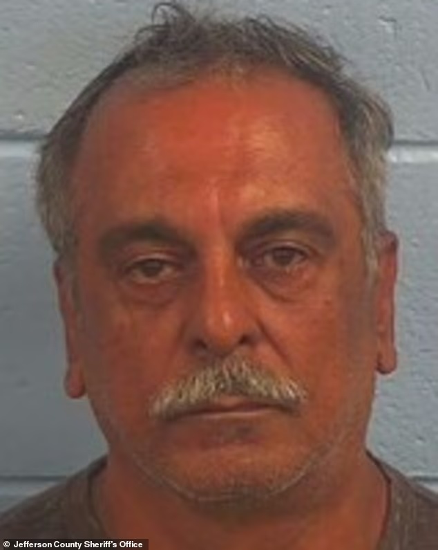 美国男子试图雇凶杀害家中7人，雇到伪装成杀手的FBI卧底，交易谈判时暴露罪行被捕