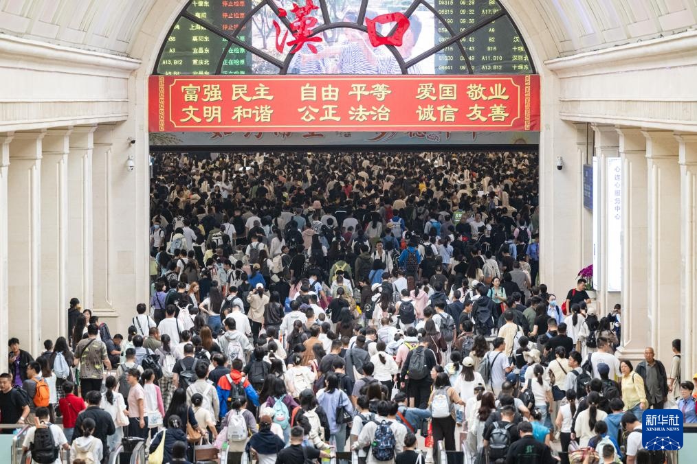 各地迎来国庆假期出行高峰