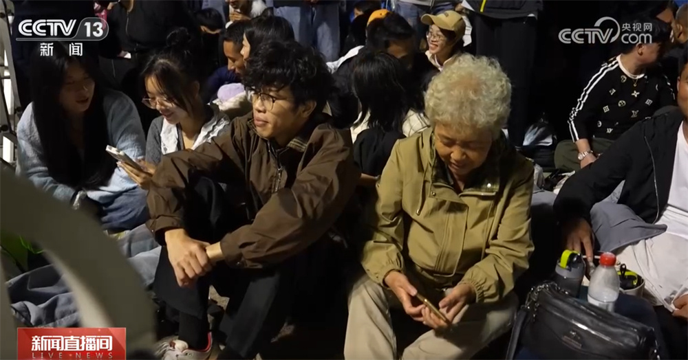 在五星红旗升起的庄严时刻 祖国，我们愿你时和岁丰！