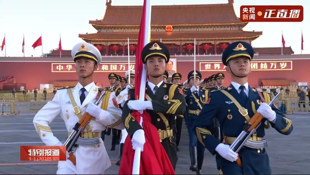 今天早上天安门广场上的这一幕,刷屏了! 今天早上天安门广场上的这一幕,刷屏了!