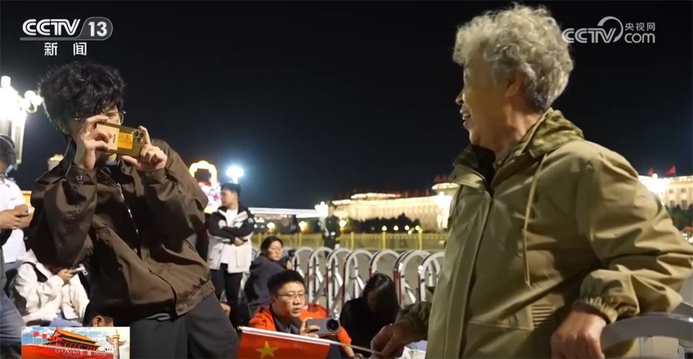 在五星红旗升起的庄严时刻 祖国，我们愿你时和岁丰！