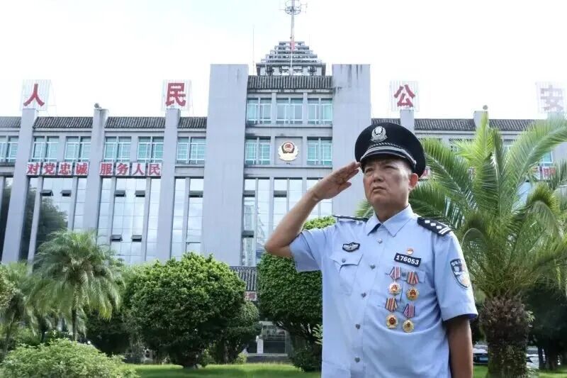 这个身上仍残存弹片的“二级英模”，最后一天在岗！