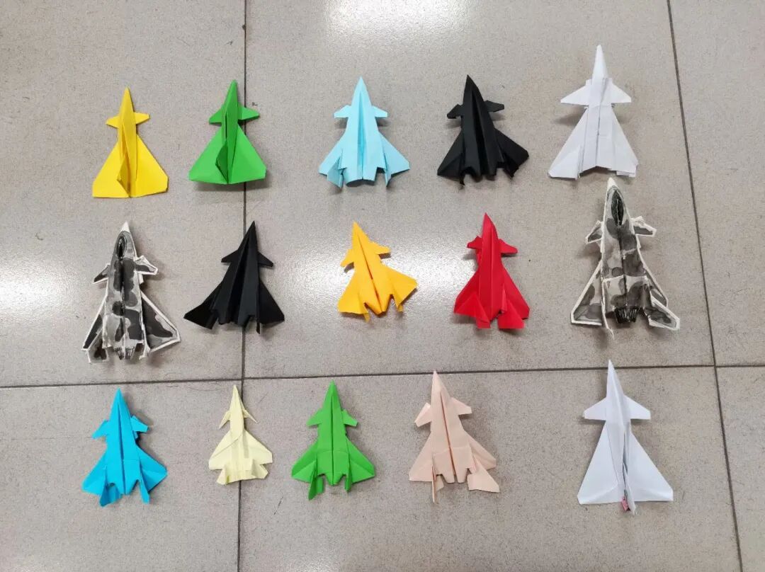 太酷了！从歼-10到运-20，成都“飞机爷爷”用万架纸飞机折出蓝天梦