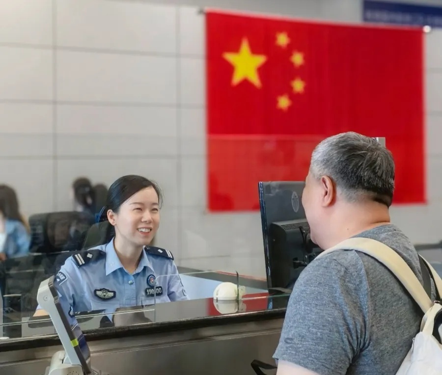 创新高！这条路已缓行24小时！女子为蹭免费高速，提前出发、住服务区，预计能省1400元