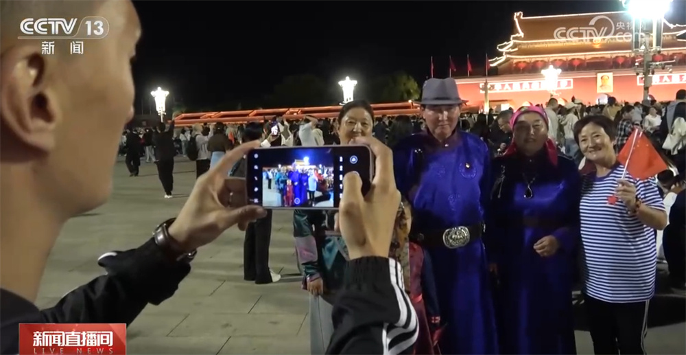 在五星红旗升起的庄严时刻 祖国，我们愿你时和岁丰！