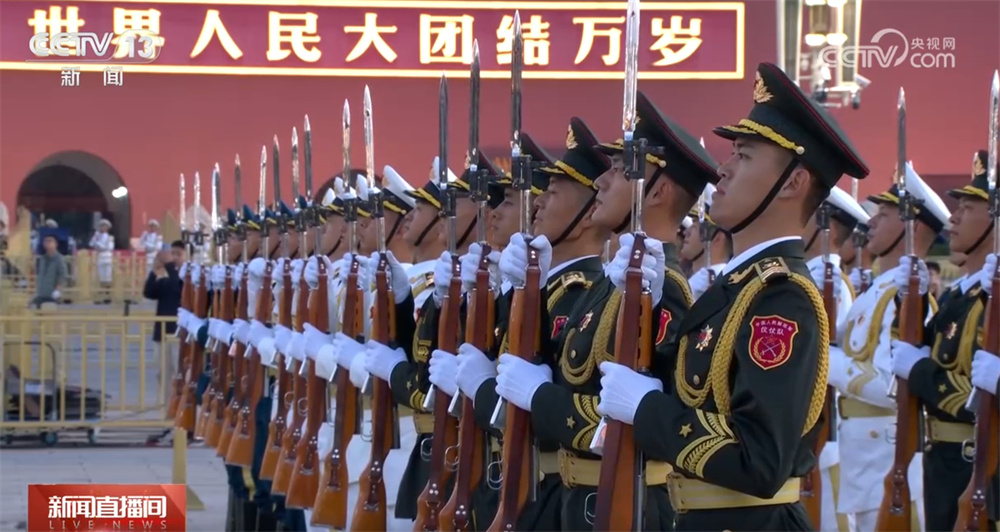 在五星红旗升起的庄严时刻 祖国，我们愿你时和岁丰！