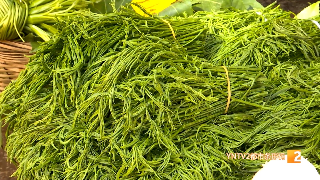 吃花！吃叶！吃草！云南人的餐桌香了香……游客：这儿的蔬菜比表情包还鲜亮……