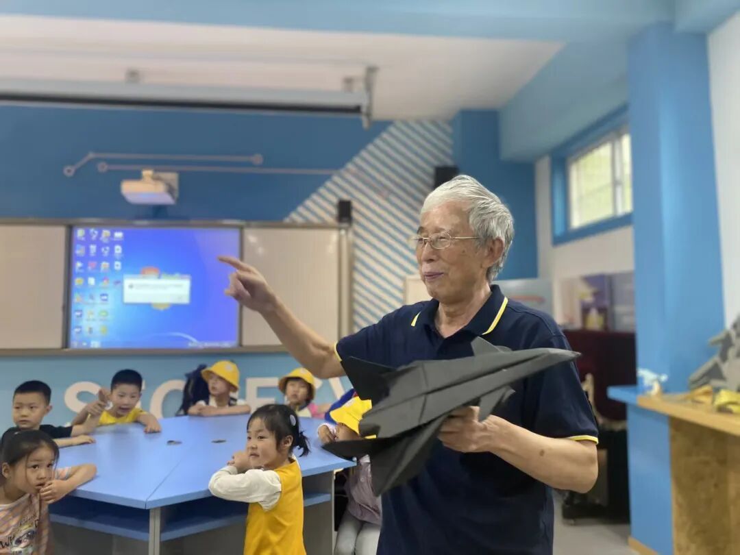 太酷了！从歼-10到运-20，成都“飞机爷爷”用万架纸飞机折出蓝天梦