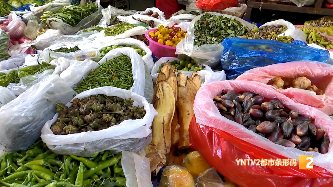 吃花！吃叶！吃草！云南人的餐桌香了香……游客：这儿的蔬菜比表情包还鲜亮……